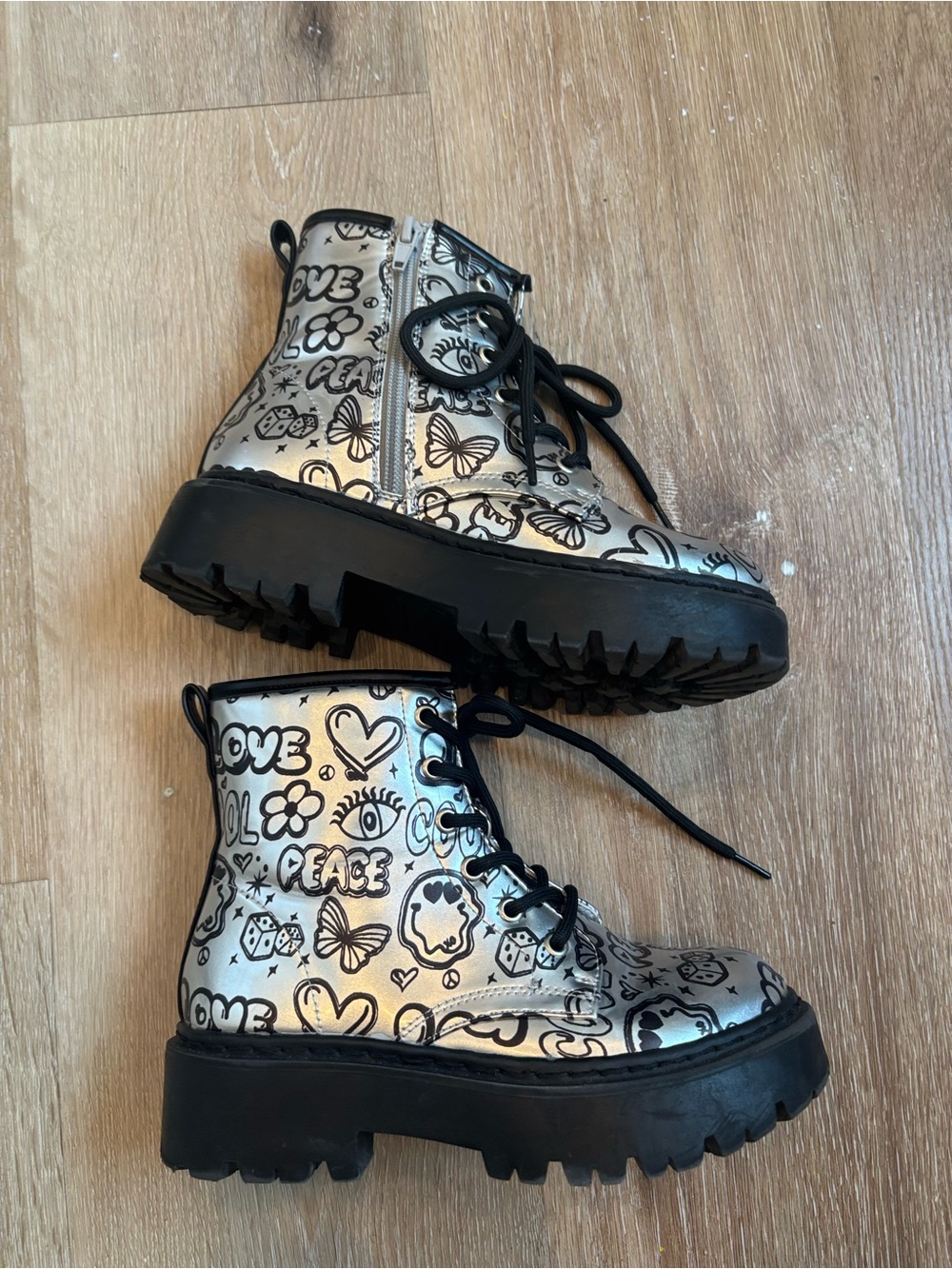 Steve Madden Silver Graphic Lace-Up Platform Boots for Kids